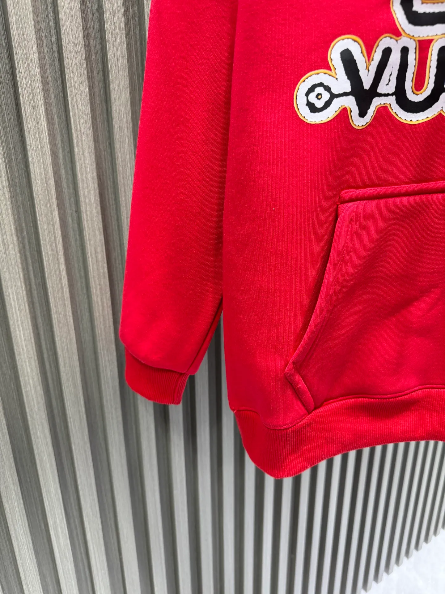 🅿️280 Louis Vuitton LOUIS VUITTON New Year's wool embroidered eye-catching autumn and winter hooded sweatshirt 400 grams of pure cotton ➕ silver fox velvet purchased and developed at 11600. The fabric is made of 32s double-ply cotton sweatshirt fabric. After the gray fabric is dyed and shaped, the base fabric is made of fleece and shearing. Matching 26s double yarn horizontal plate machine to weave ribs. Print AB color according to the Y version color. Custom-dye the rib color of bulk fabrics. The front hand-cranked embroidery patch is embroidered with a chapter. The chapter is embroidered with a Tajima towel machine imported from Japan. The yarn is dyed according to the pattern. The bottom layer is made of two-line non-woven fabric three-dimensional towel embroidery + flat embroidery. Laser positioning burnt cutting non-woven fabric hollow effect. Later, manual finishing of the corner edges is added to trim the edge stop to a minimum. The width is exactly the same as the pattern. The overall line is straight and delicate. The fabric is comfortable and soft. The color is consistent and has no color difference. It can be matched with the same style to create a fashionable look and handle various occasions. Customized accessories, complete with three standards, same style for men and women